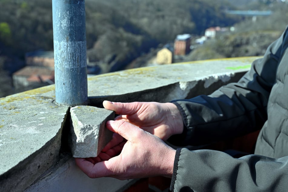 Auch Teile der Sandsteinbrüstung schlugen die Täter ab.
