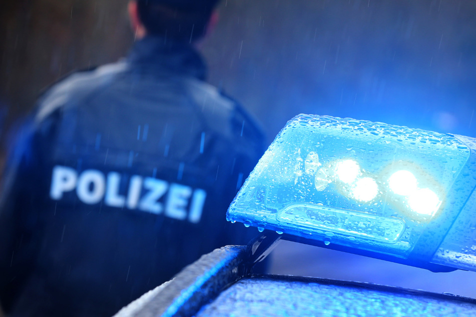 Mit einem vorsätzlichen Unfall soll ein Autofahrer bei Augsburg versucht haben, seine Beifahrerin zu töten! (Symbolbild)