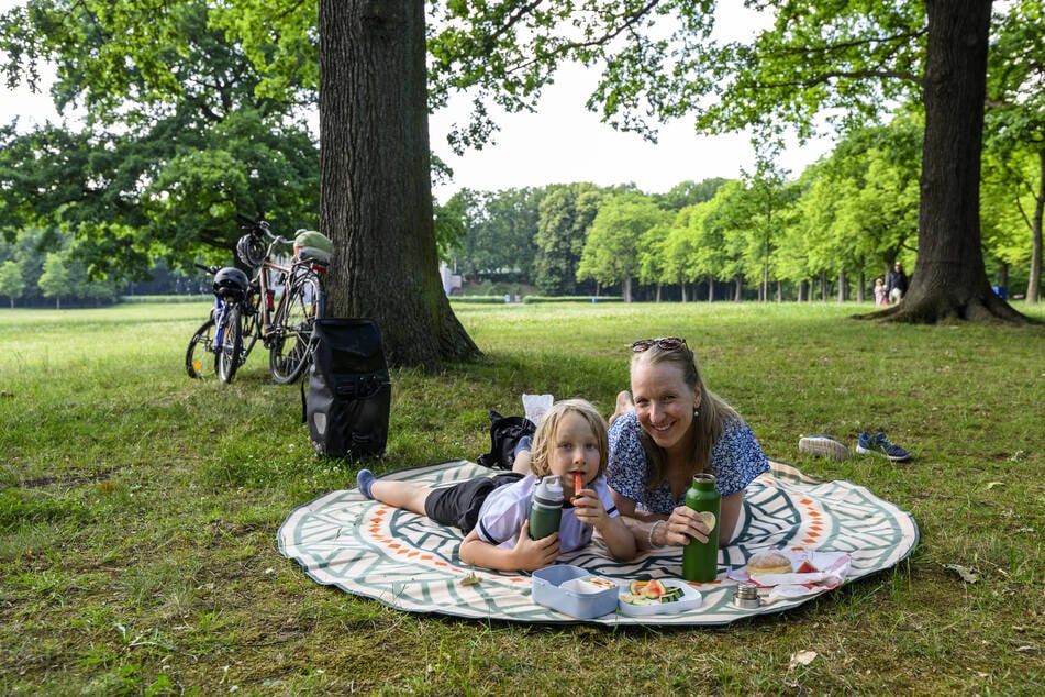 Haben ein schattiges Plätzchen im Küchwald gefunden: Hugo (5, l.) und Julia Kasperczak (42).