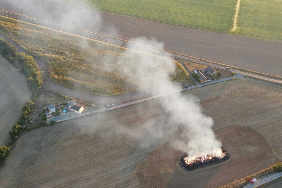 Die eingesetzten Feuerwehren ließen die Strohballen bei Laußig kontrolliert abbrennen.