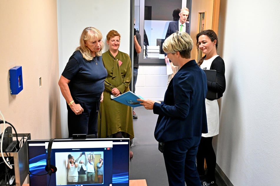 Sachsens Sozialministerin Petra Köpping (67, SPD, l.) beim Besuch in der JVA Dresden. Mit einem neuen Projekt werden hier inhaftierte Mütter und ihre Kinder unterstützt.
