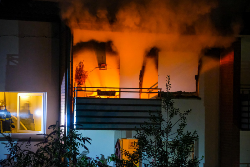 Flammen schlagen aus dem Seniorenheim in Jenfeld. Ein Bewohner wurde bei dem Brand verletzt.