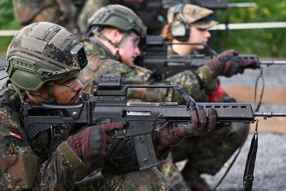 Bei zu niedrigen Freiwilligenzahlen kann künftig ein Losverfahren für die Auswahl zum Wehrdienst greifen.