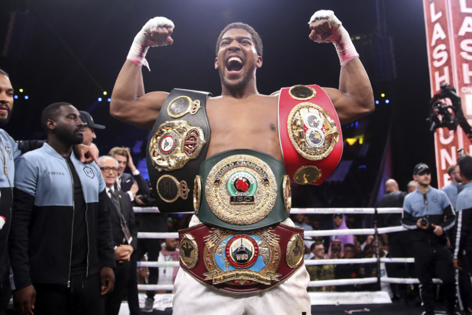 Anthony Joshua (30) feiert seinen Sieg.