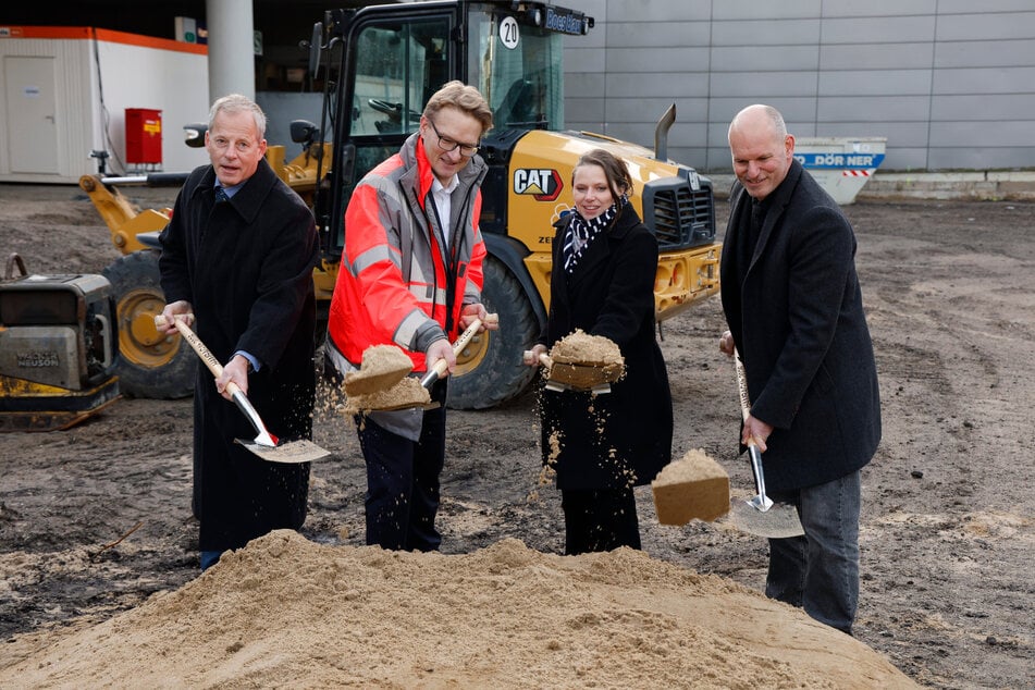 Marc Johannes (l), und Jörn Johannes (r), beide Geschäftsführer von Willy Joahnnes Bau, sowie Christian Kunsch, Vorsitzender der Geschäftsführung am Airport Hamburg, und Melanie Leonhard (SPD), Wirtschaftssenatorin, symbolisieren den Spatenstich zum Bau einer neuen Gepäckförderanlage am Hamburger Flughafen.
