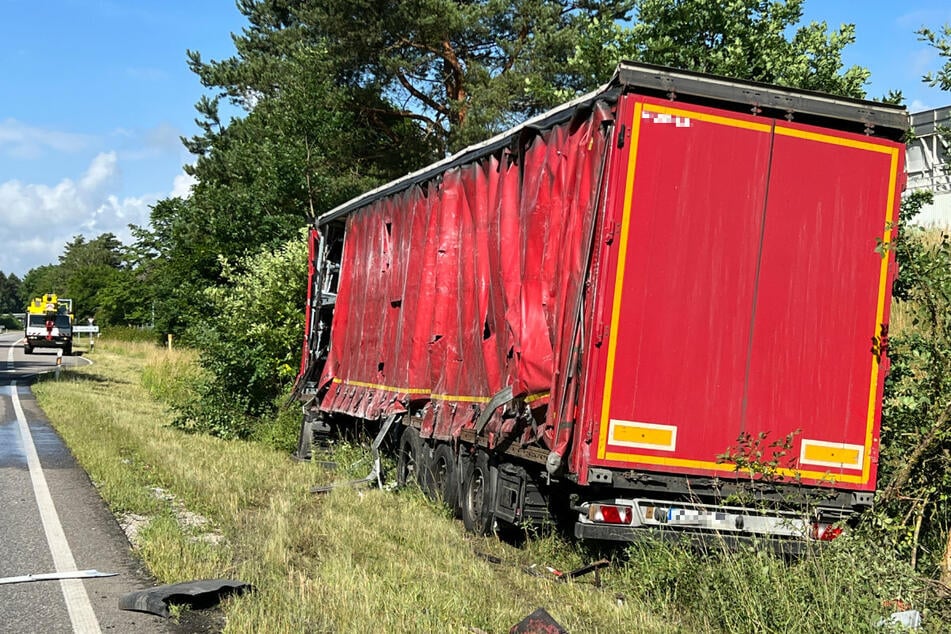 Der Fahrer des roten Lasters wurde nicht verletzt. Warum der andere Lkw auf seine Spur kam, ist noch nicht geklärt.