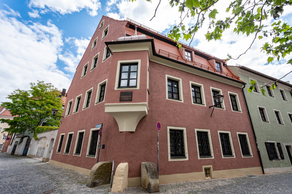 Das ehemalige Wohnhaus von Georg Ratzinger in der Altstadt. Seit dem Tod Ratzingers am 1. Juli 2020 steht das Haus leer und wird renoviert.