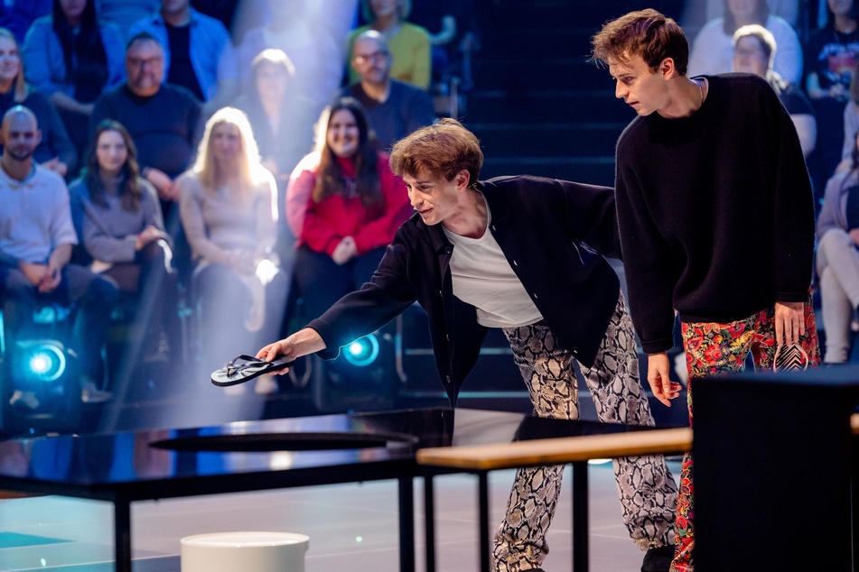 Die Schauspieler Emil (25, l.) und Oskar Belton (25) bewiesen Fingerspitzengefühl beim Werfen von Gegenständen auf einen Glastisch.