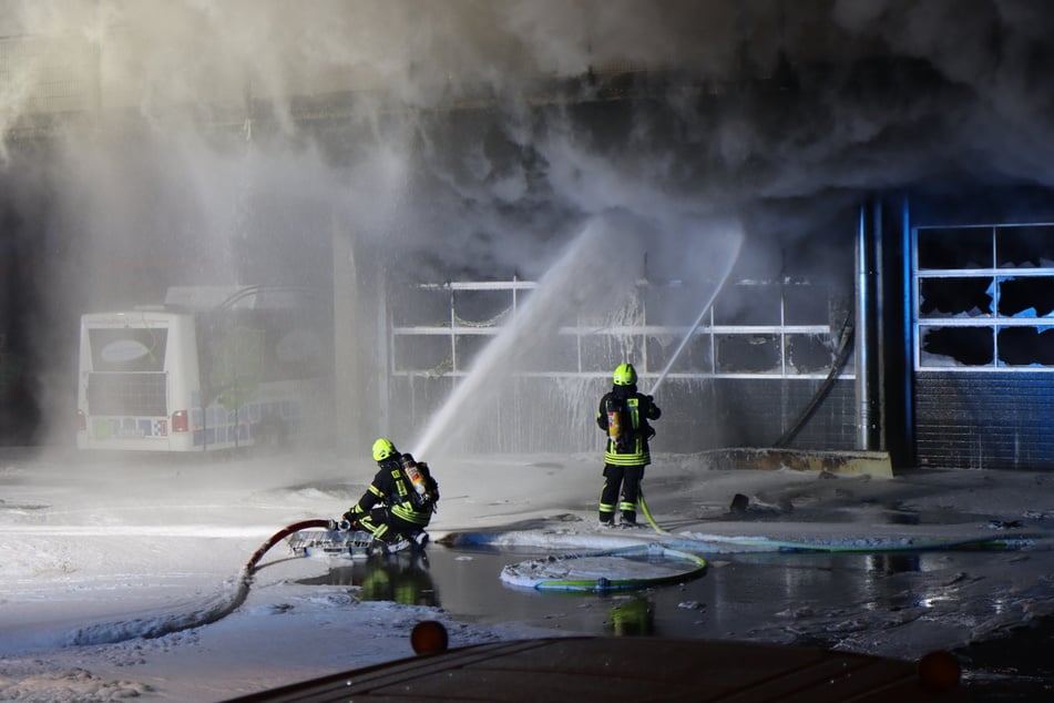 Die Feuerwehr kämpfte stundenlang gegen die Flammen in der Garage.