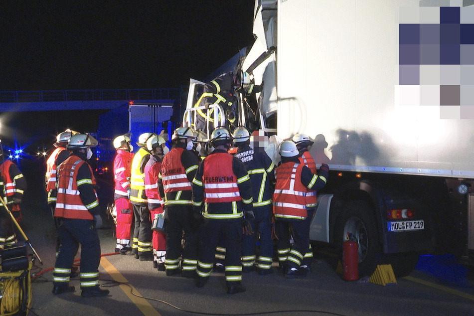 Rettungskräfte tragen den verletzten Fahrer.