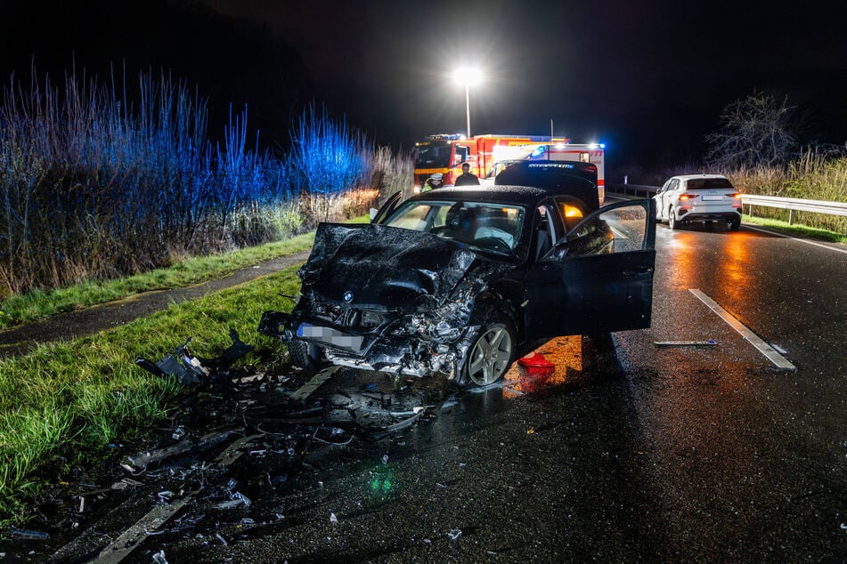 Die zwei Insassen des verunglückten BMWs zogen sich schwere Verletzungen zu.