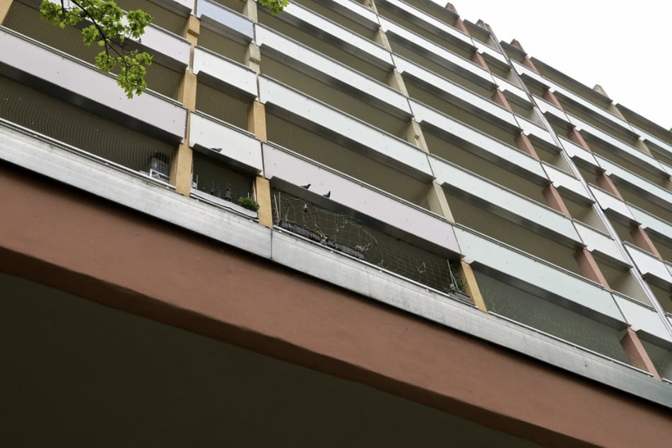 Eine 26-Jährige war in Gotha aus einem Fenster im dritten Stock gefallen und hatte sich schwer verletzt. (Symbolfoto)