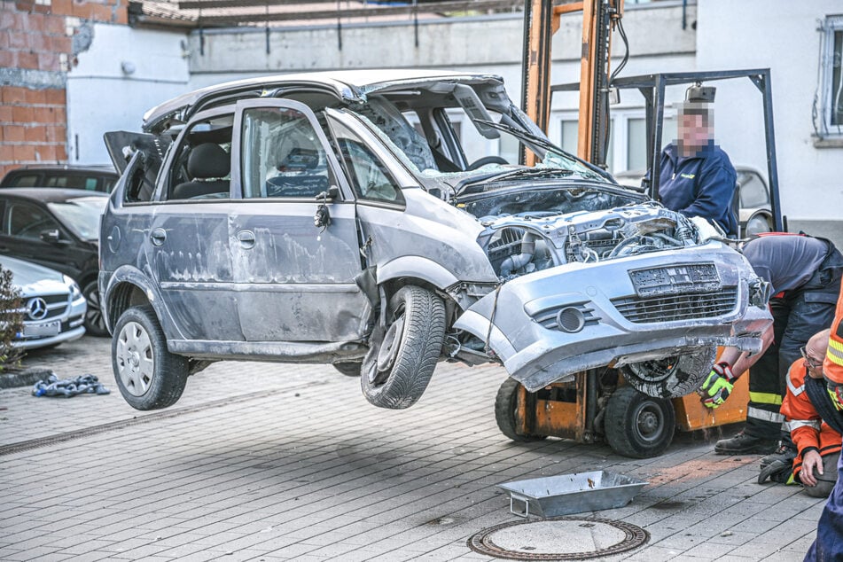 Der schwer beschädigte Wagen musste abgeschleppt werden.