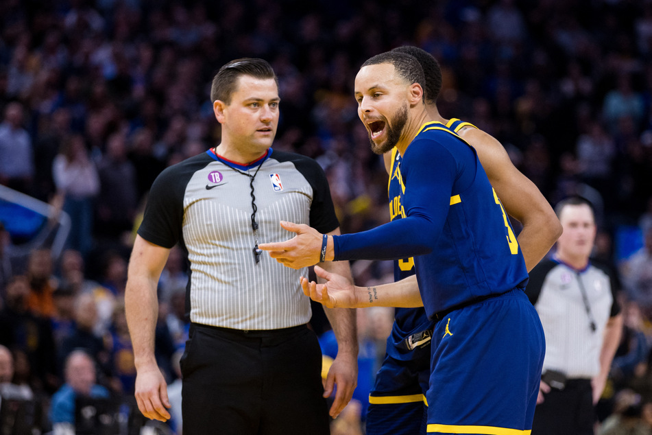 Steph Curry was ejected for unsportsmanlike conduct, but his Golden State Warriors still beat the Memphis Grizzlies.