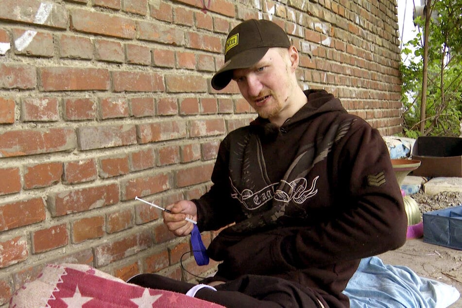 Der 23-Jährige lebt mittlerweile seit rund acht Jahren auf der Straße und ist ebenso lange Konsument harter Drogen.