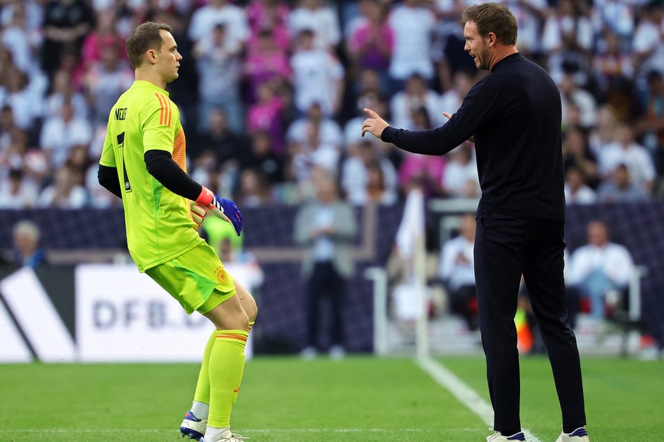 Stellt sich vor seinen Keeper: Bundestrainer Julian Nagelsmann (36, r.).