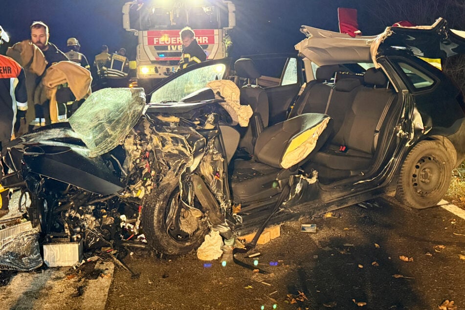 Drei Menschen wurden bei der Kollision zwischen einem Skoda und einem VW schwer verletzt, zwei lebensgefährlich.