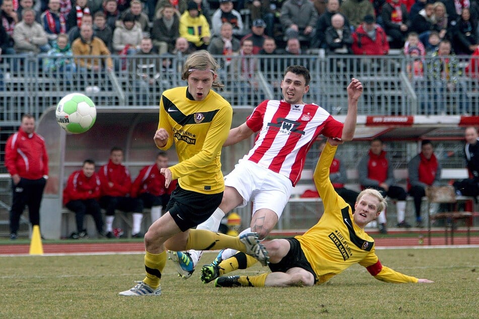 René Wagner (l.) im Trikot der Zweiten von Dynamo im Oberligaspiel am 10. März 2012 in Zwickau.