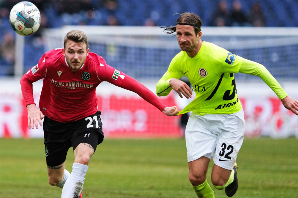 Hier, Anfang Februar, gegen Wehens Stefan Aigner war Jannes Horn (l.) noch voll für Hannover 96 im Einsatz.