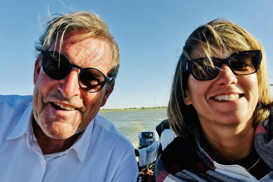 Ein Bild aus glücklichen Abenteuer-Tagen: Das frischgebackene Ehepaar Mareike Röwekamp (40) und Horst Schauer (67). Derzeit sitzen die zwei im Krisengebiet mitten in Khartum fest.