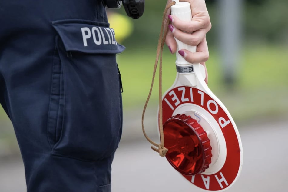 Mithilfe von anderen Verkehrsteilnehmern konnte die Polizei die Fahrt des 37-Jährigen stoppen. (Symbolfoto)