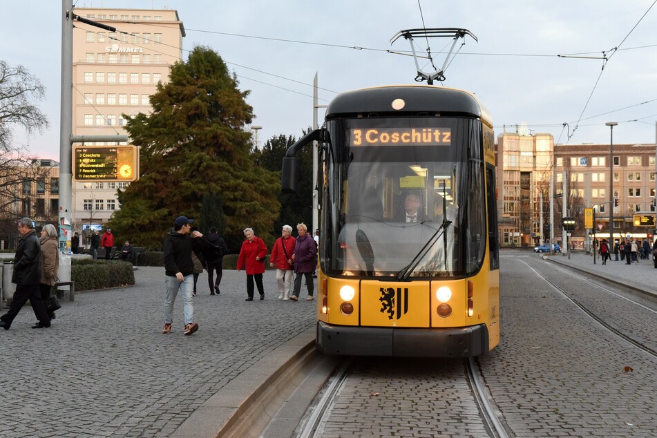 Eine Straßenbahn hält am Albertplatz. Der 35-jährige Tatverdächtige griff zwei junge Männer zusammen mit anderen Personen am Albertplatz an. (Archivbild)