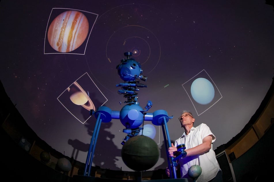 Thomas Weisbach (62) betreut seit etwa 30 Jahren das Schulplanetarium an der Chemnitzer Albert-Schweitzer-Oberschule.