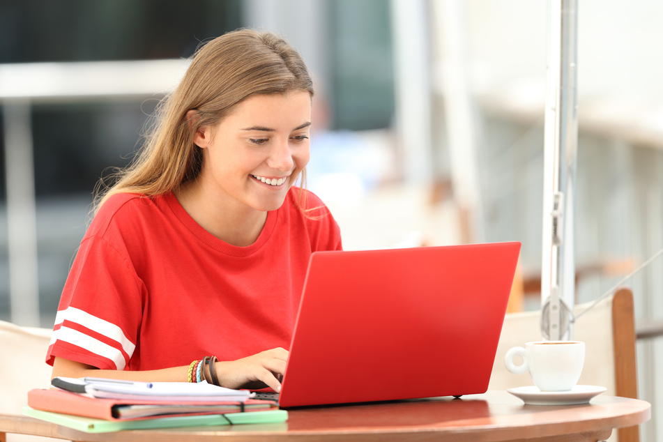 Sachsen-Anhalts Schülerinnen und Schüler sollen schnellstmöglich Laptops bekommen. (Symbolbild)