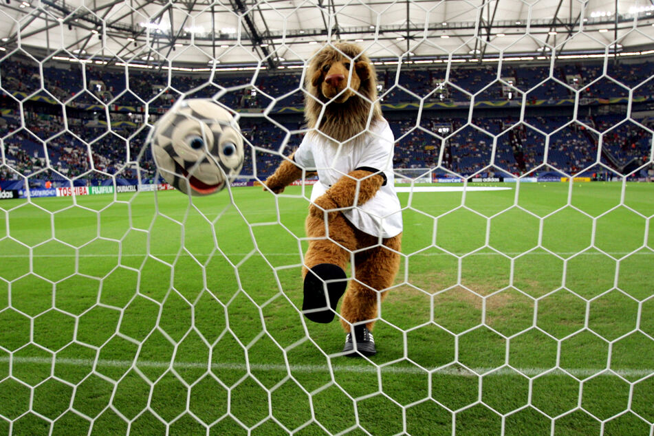 Bei der Heim-WM 2006 trat das damalige Löwen-Maskottchen Goleo noch ohne Hose auf. Das hat sich beim EM-Maskottchen für 2024 bereits geändert. (Archivfoto)