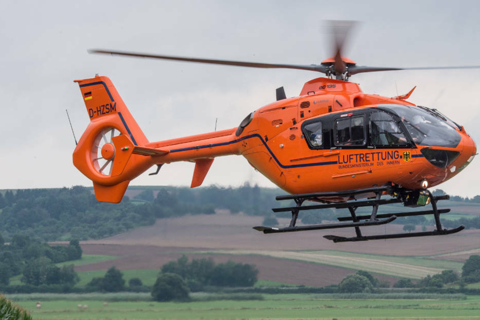 Der Notarzt wurde mit dem Rettungshubschrauber zum Auto der Eltern des neugeborenen Mädchens geflogen.