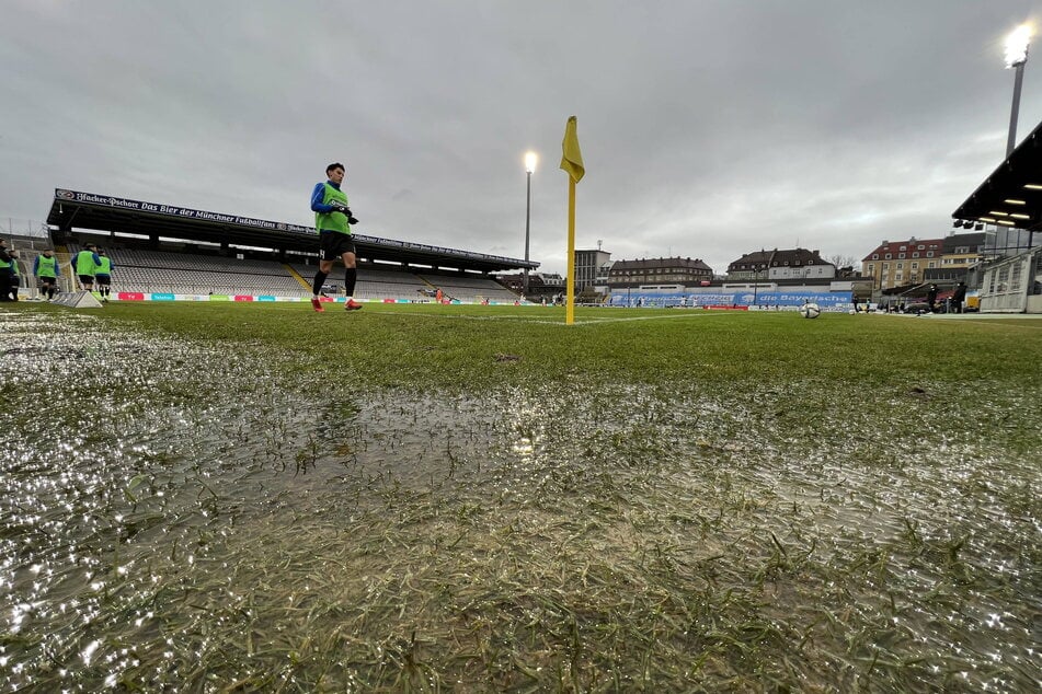 Der Rasen im Stadion an der Grünwalder Straße könnte bei Dauerregen ordentlich aufweichen.