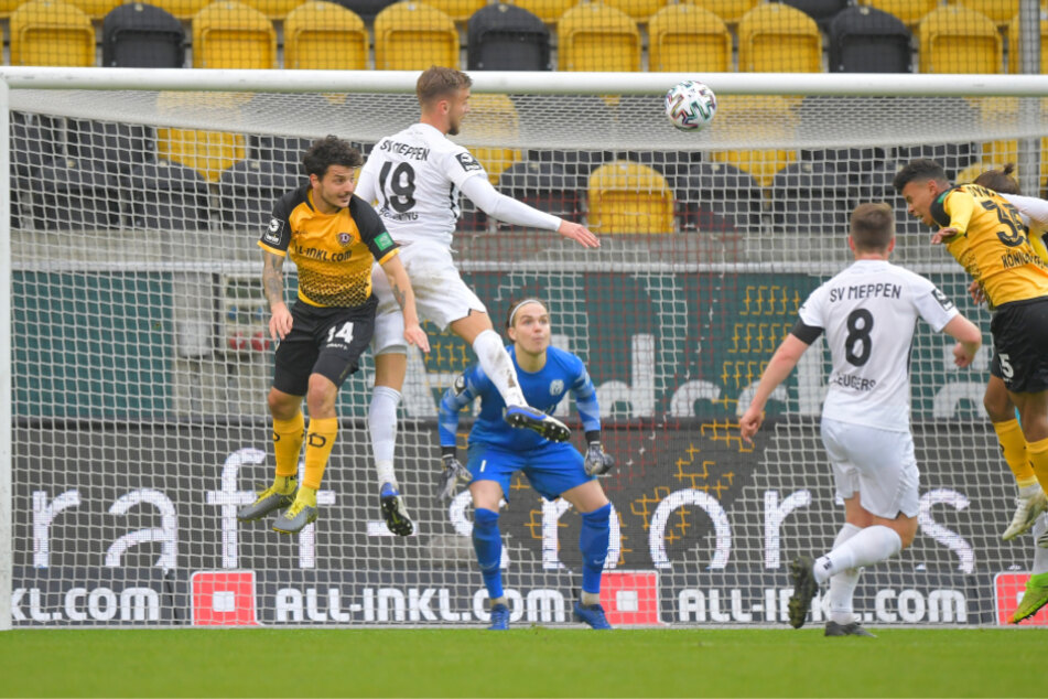 Hoch in der Luft stehen die Dresdner Angreifer Philipp Hosiner und Ransdorf Königsdörffer. Beide erzielten gegen Meppen einer Treffer.