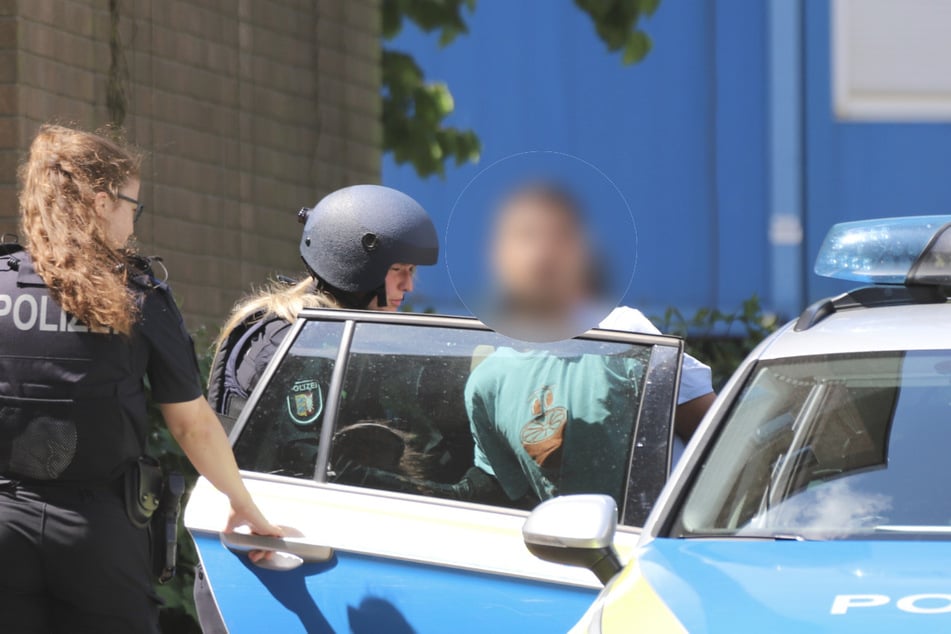 Die Polizei nahm in Norderstedt einen Ende 30-Jährigen fest, nachdem er mit Schusswaffeneinsatz gedroht hatte.