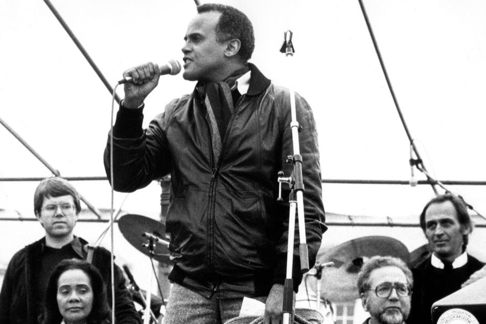 Der US-Sänger Harry Belafonte (M) und Coretta King (l), die Witwe des ermordeten Bürgerrechtlers Martin Luther King, gehören zu den prominenten ausländischen Gästen, die an der Abschlusskundgebung am 10. Oktober 1981 im Hofgarten in Bonn teilnehmen. Rechts der damalige baden-württembergische SPD-Politiker Erhard Eppler.