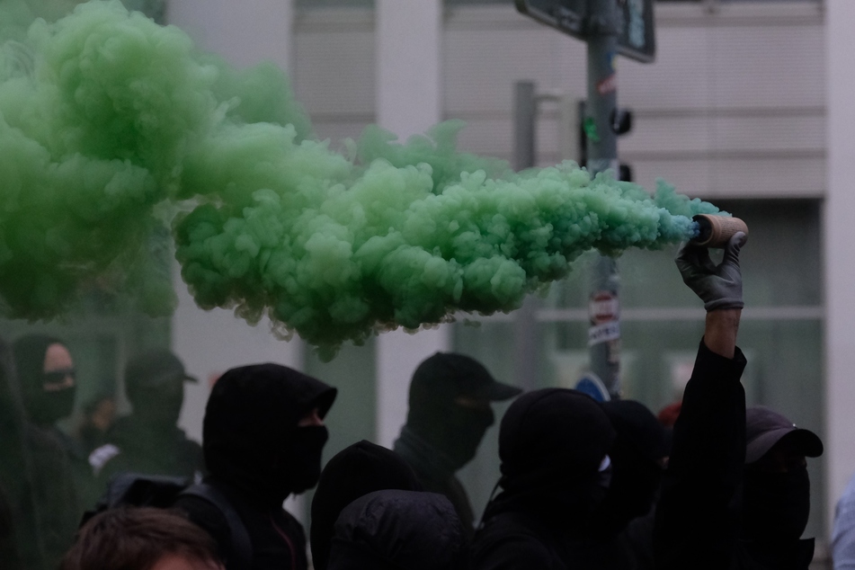 Einige der Teilnehmer zündeten Pyrotechnik.
