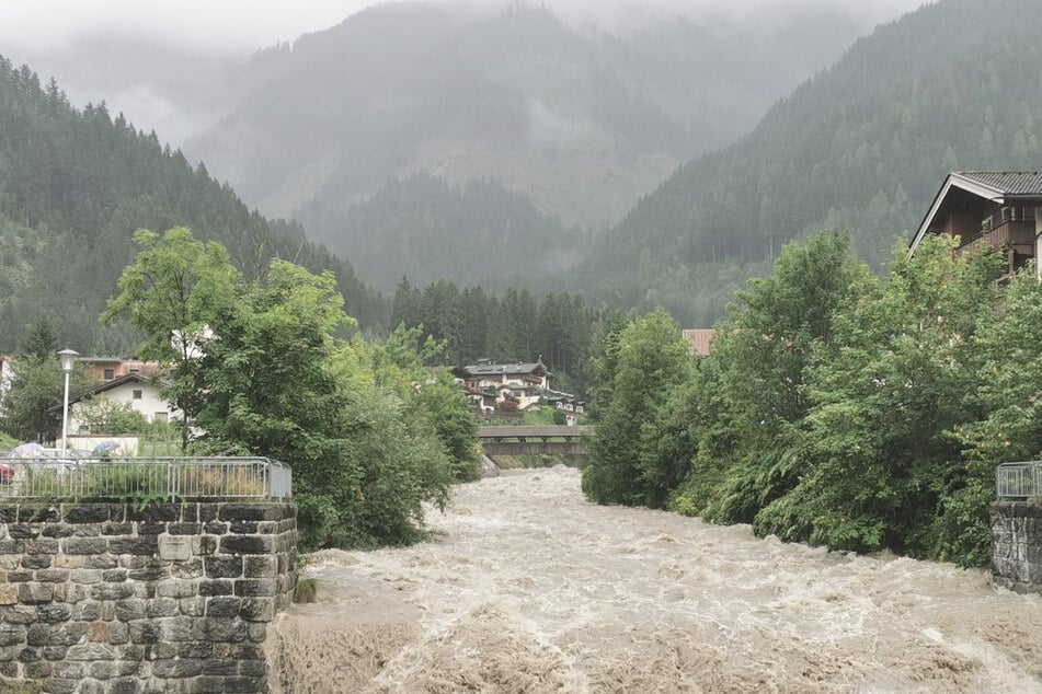 Überflutungen in Tirol: Tausende Feuerwehrleute im Einsatz