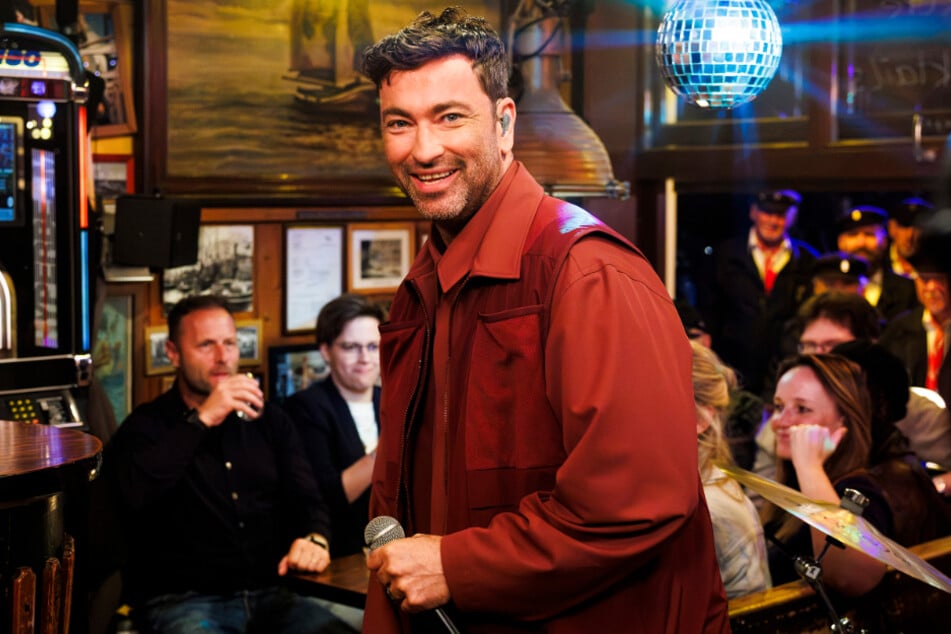 Rapper Marteria (43) sorgt, nicht zum ersten Mal, für die Musik in der Hamburger Kneipe "Zum Schellfischposten".