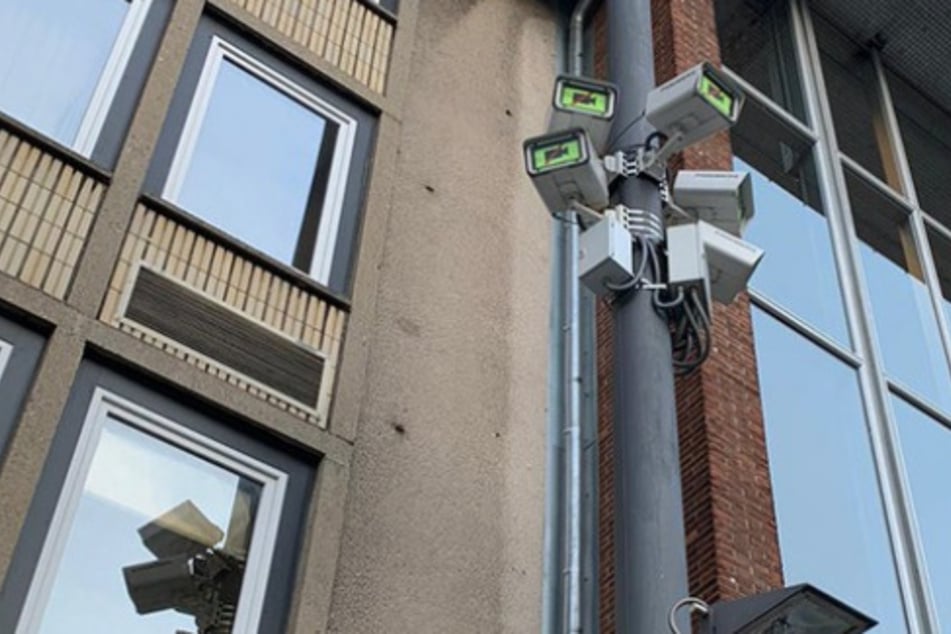 An der Domplatte am Kölner Dom erhalten einige Kameras jetzt Rolladen. Bei Versammlungen werden sie runtergefahren, die Kameras sollen nicht aufzeichnen.