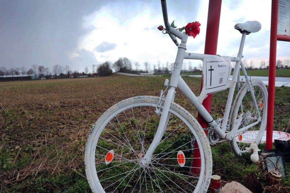 Radler stirbt bei Kreuzungs-Crash in Brandenburg