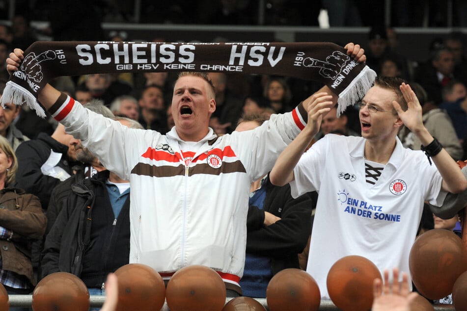 Ohne die grundverschiedenen Fans der beiden Vereine wäre das Derby zwischen den Rothosen und den Kiezkickern nicht das, was es heute ist. (Archivfoto)