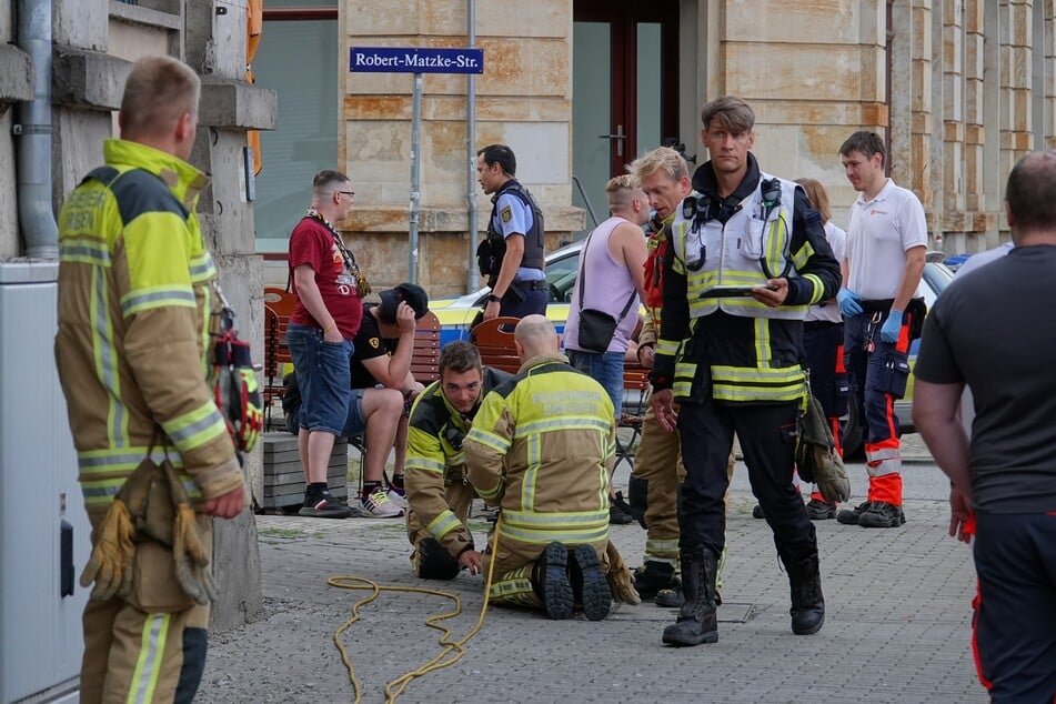 Feuerwehr und Rettungsdienst kümmerten sich um die Verletzten, während die Polizei den Fall aufnahm.