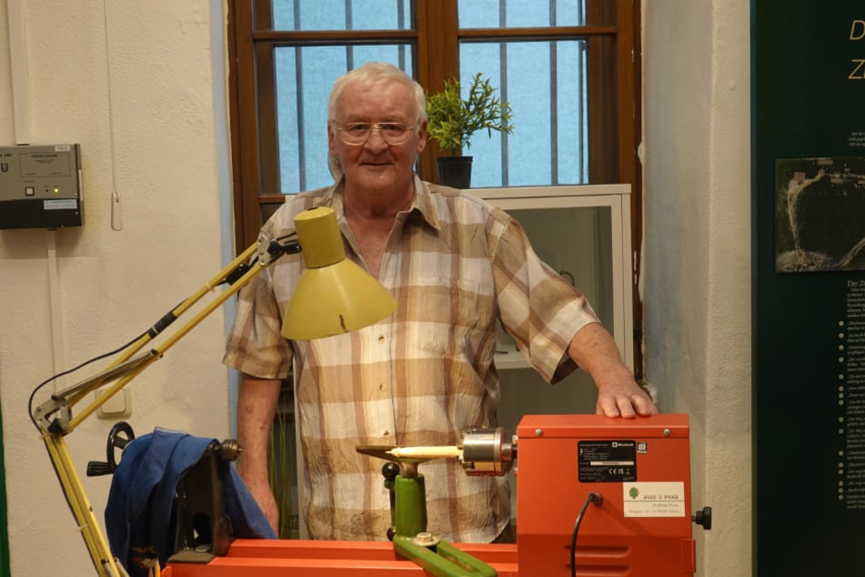Andreas Kunz (76) will über Pfingsten in seiner Ausstellung selbst an der Drechselbank zeigen, wie seine Meisterwerke entstehen.