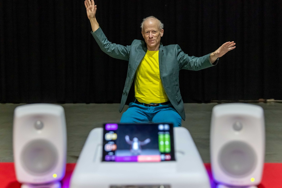 Entwickler Robert Wechsler (65) führte am Mittwoch im "Kraftverkehr" sein Tanz-Gerät für Senioren vor, den "MotionComposer".