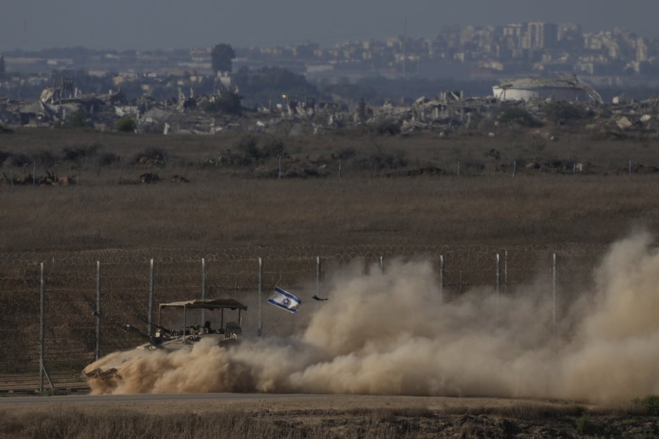 Israelische Soldaten sind in den Vororten von Gaza-Stadt im Einsatz. Der Armeesprecher spricht von der nächsten Phase des Kriegs.