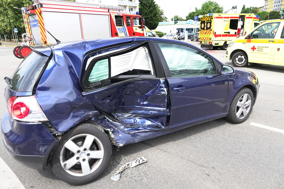 Offenbar bog der VW in die Mühlenstrasse ein, krachte dabei mit einem anderen VW zusammen.
