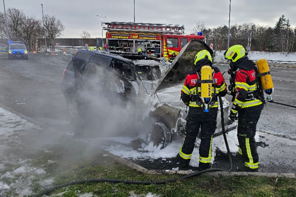 Die Freiwillige Feuerwehr Auerswalde löschte den brennenden Wagen.