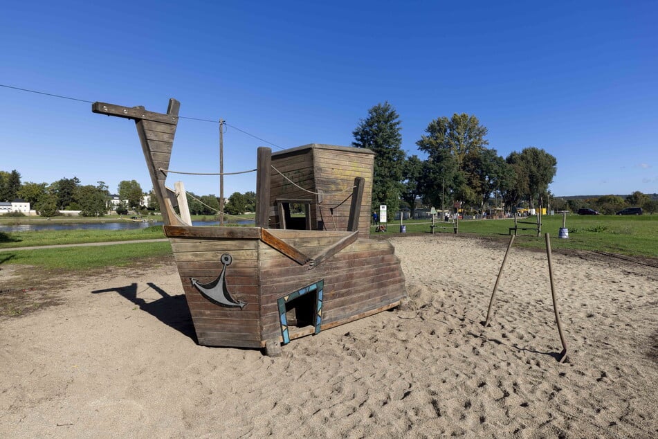 Direkt am Fähranleger auf Johannstädter Seite liegt der Spielplatz, der seit Monaten verwaist ist. Sogar das Schiff, was hier zu sehen ist, wurde bereits abgebaut.