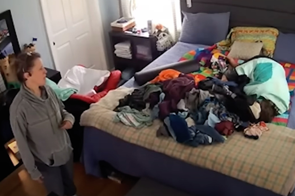 Obdachlose Frau schlafend in Kinderbett gefunden