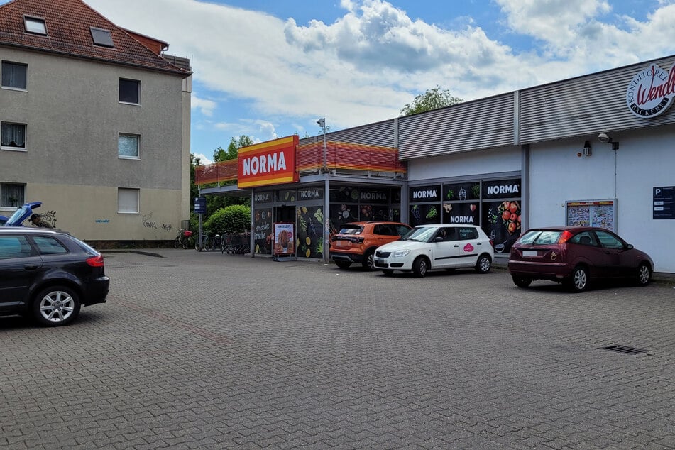 Der Laden hatte zur Tatzeit zwar schon Kunden und auch andere Mitarbeitende waren vor Ort, trotzdem bemerkte niemand den Raub.