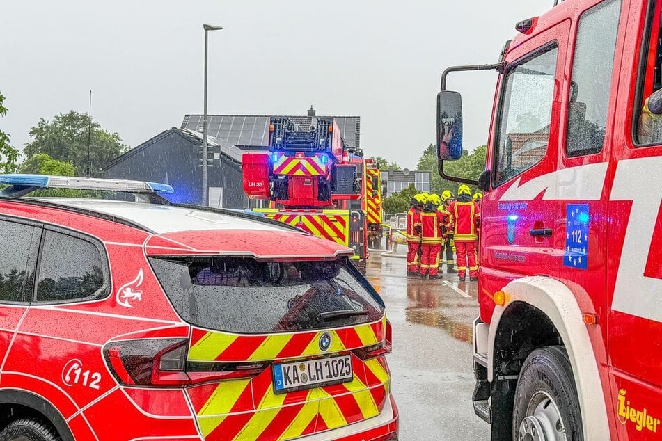 Die Feuerwehr war mit mehreren Einsatzfahrzeugen vor Ort.